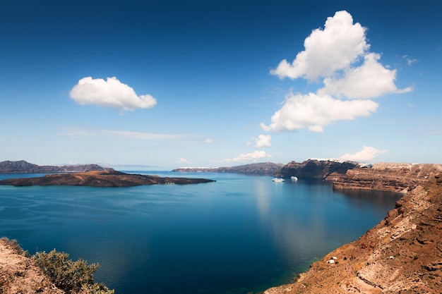 Santorini eiland Griekenland Blauwe zee en de blauwe lucht met wolken