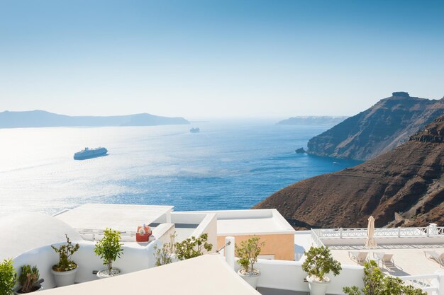 Santorini-eiland, Griekenland. Prachtig zomers landschap, uitzicht op zee