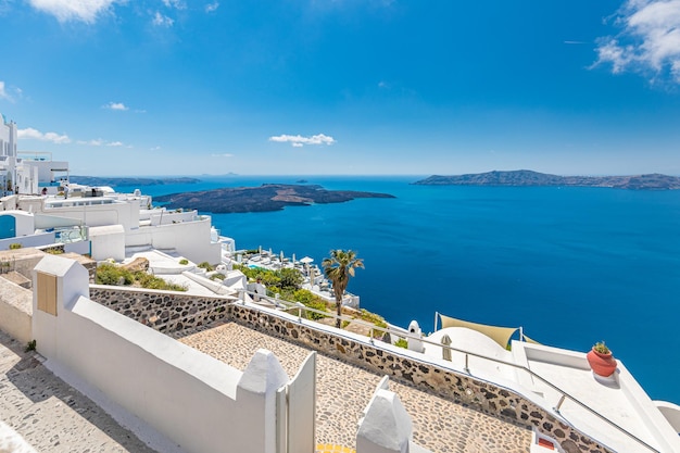 Santorini-eiland, Griekenland. Verbazingwekkende witte architectuur, blauwe lucht en een ontspannende zomer. Reisgevoelens