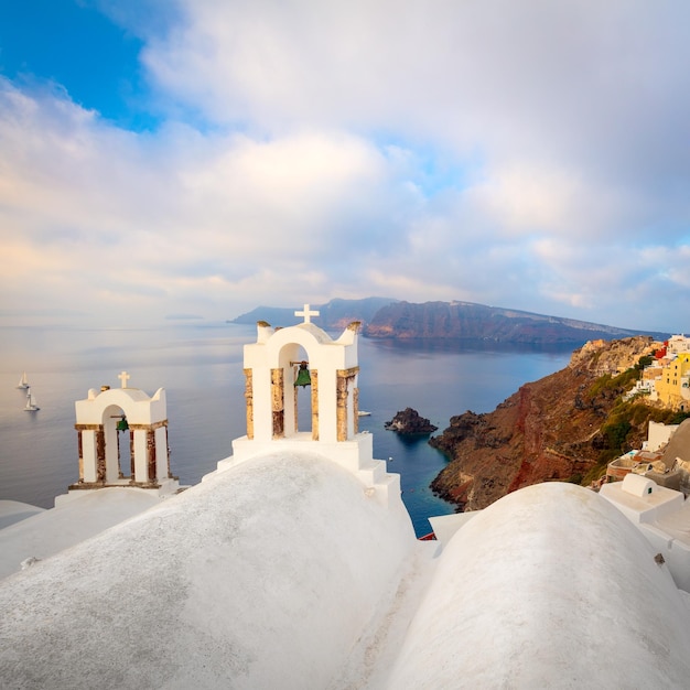 写真 サントリーニ島ギリシャ サントリーニ島の有名な建築物の概念構成 鐘の白いアーチと青い海の景色 サントリーニ島ギリシャ ヨーロッパ