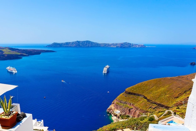 Photo santorini greece iconic view of white houses caldera volcano island and sea panorama with cruise