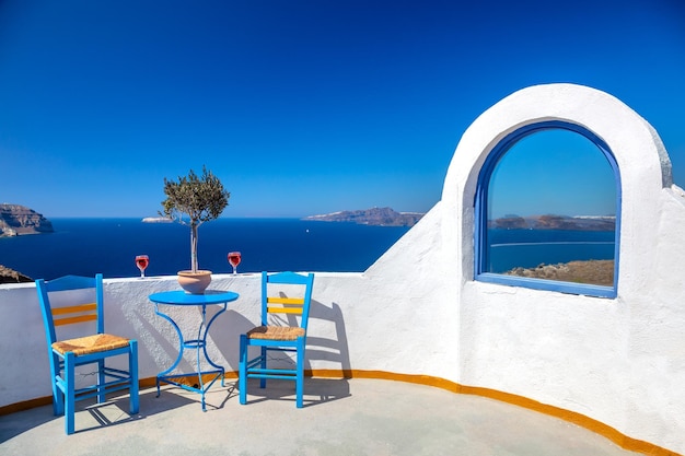 写真 サントリーニ島ギリシャ 海と地平線の景色を望む屋外シーティングエリア 2つの椅子と2つのグラスでおもてなし サントリーニ島ギリシャ ヨーロッパ