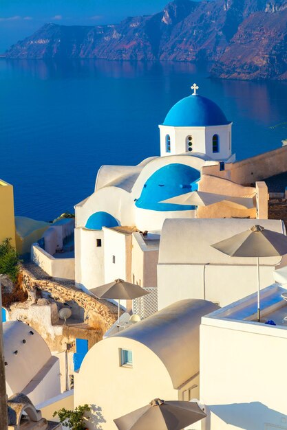 사진 산토리니 그리스 바다를 배경으로 백색 건축물과 파란색 을 가진 산토리니스