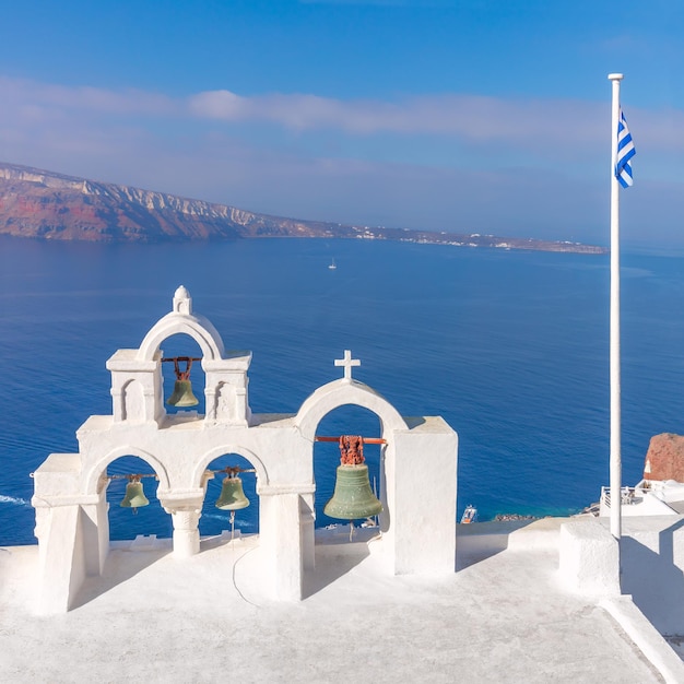 写真 サントリーニ島 ギリシャ 白い鐘のアーチとボートで青い海の景色 サントリーニ島の有名な建築物の概念構成 サントリーニ島のミニマリスト写真集