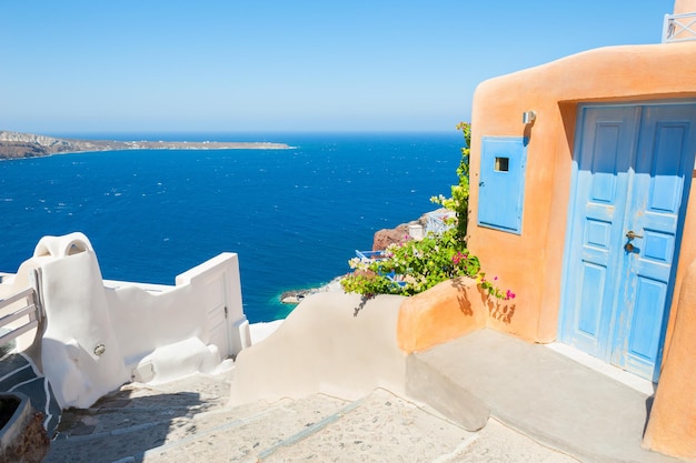 그리스 산토리니 섬. 바다가 보이는 아름다운 여름 풍경.