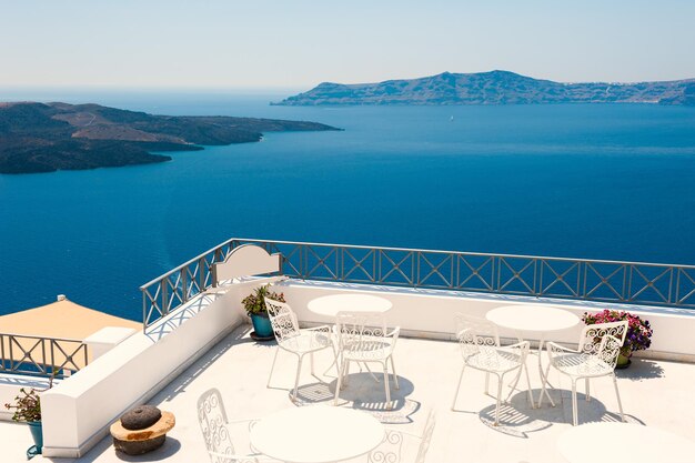 サントリーニ島、ギリシャ。海の見える美しいテラス。有名な旅行先