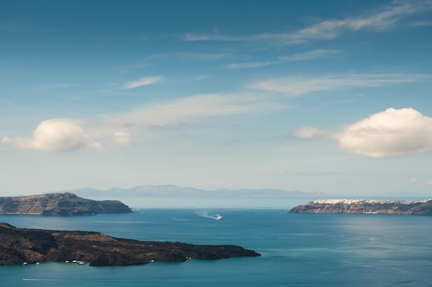 サントリーニ島 ギリシャ 青い海と青い空と白い雲