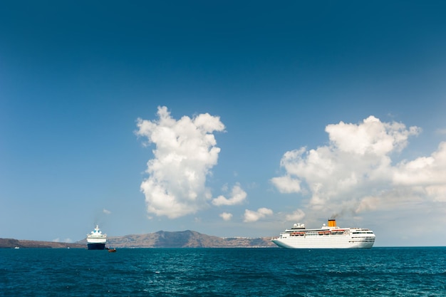 산토리니 섬 그리스 해안 근처의 크루즈 선박 파란 바다와 파란 하늘