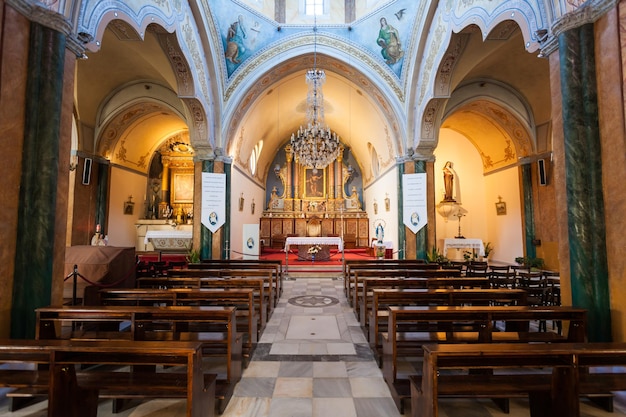 Isola di santorini, grecia - 28 ottobre 2016: la cattedrale di san giovanni battista è una chiesa cattolica romana a fira, isola di santorini in grecia