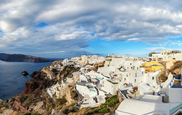 ギリシャのサントリーニ島、劇的な空の下でイア村