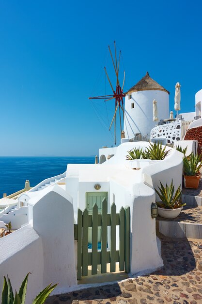 ギリシャのサントリーニ島。白い風車のある風光明媚な景色