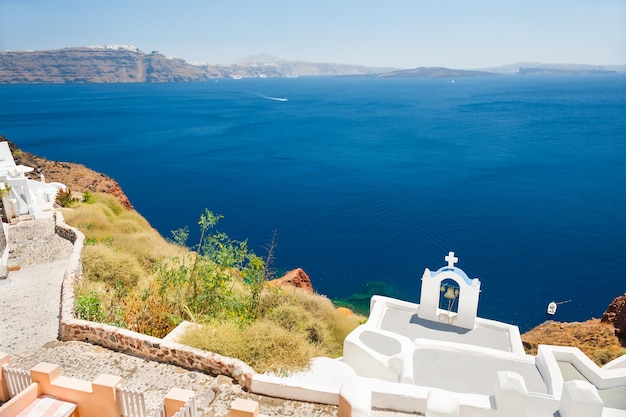그리스 산토리니 섬. 해안에 하얀 종탑