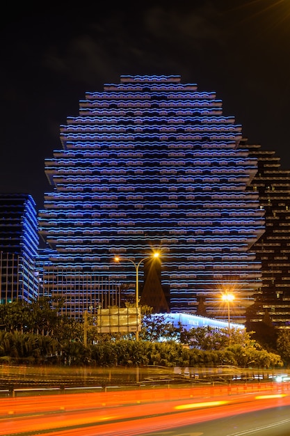 Sanya, China - 19 januari 2020: Nacht veelkleurige verlichting 7-sterrenhotel Sanya Beauty Crown waarin een jaarlijkse wedstrijd wordt gehouden - Miss of the World. Huisbomen grootste hotel ter wereld.