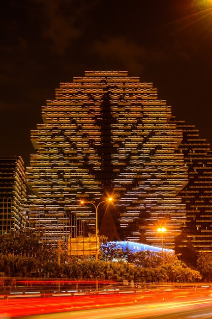 Sanya, China - 19 januari 2020: Nacht veelkleurige verlichting 7-sterrenhotel Sanya Beauty Crown waarin een jaarlijkse wedstrijd wordt gehouden - Miss of the World. Huisbomen grootste hotel ter wereld.