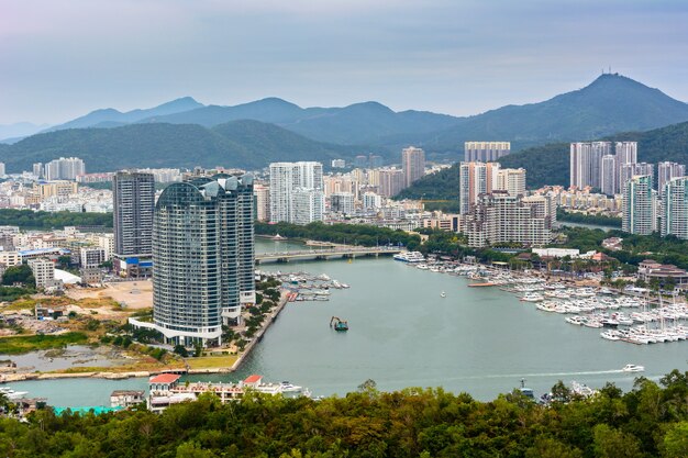 Sanya, China - 19 januari 2020: Prachtig panoramisch uitzicht over de stad Sanya, het eiland Hainan, China.