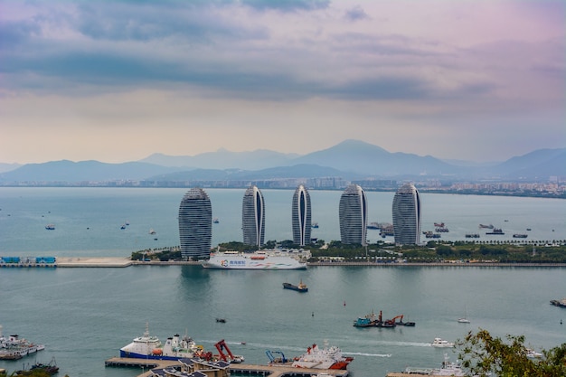 Sanya, China - 26 januari 2020: Prachtig panoramisch uitzicht op het Phoenix-eiland in de stad Sanya, het eiland Hainan, China. Sanya Phoenix Island President Resort-appartement.