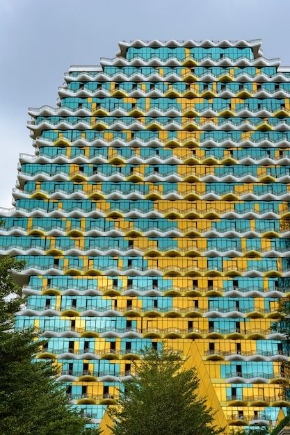 Sanya, Hainan, China - 19 januari 2020: 7-sterrenhotel Sanya Beauty Crown waarin een jaarlijkse wedstrijd wordt gehouden - Miss of the World. Toeristencomplex is het grootste hotel ter wereld. Huis bomen.