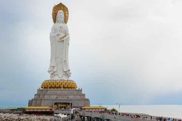 Sanya, Hainan, China - 20 februari 2020: Standbeeld van Guanyin op het grondgebied van het boeddhistische centrum Nanshan op een bewolkte dag.