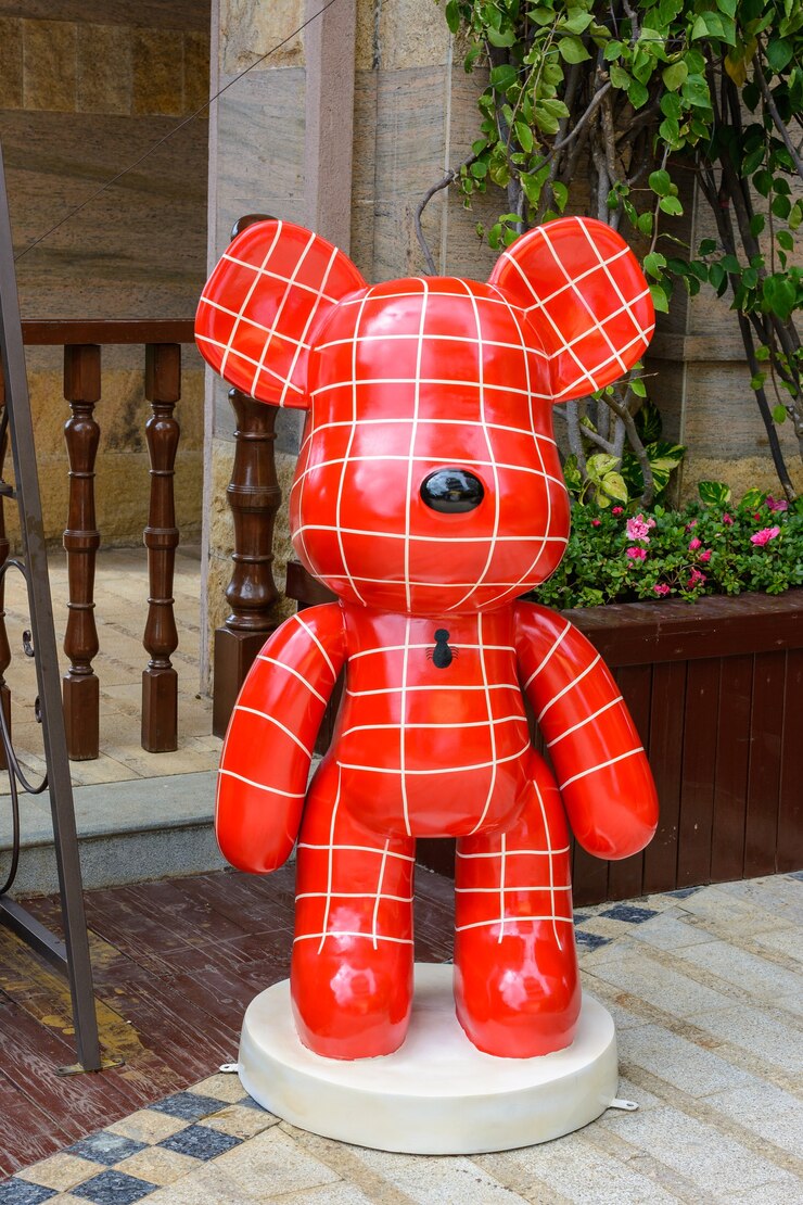 Photo sanya, hainan, china - february 20, 2020: colorful statue of mouse on the street of sanya at cloudy day.