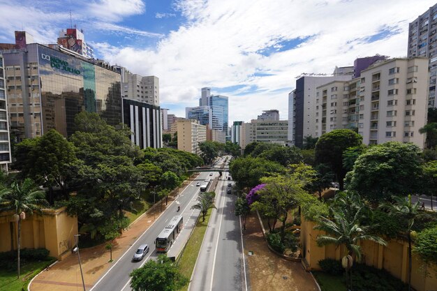 サンパウロ ブラジル 2023 年 3 月 5 日 9 de Julho の視点で、ブラジルのサンパウロを背景に Nove de Julho 病院と SirioLibanes 病院