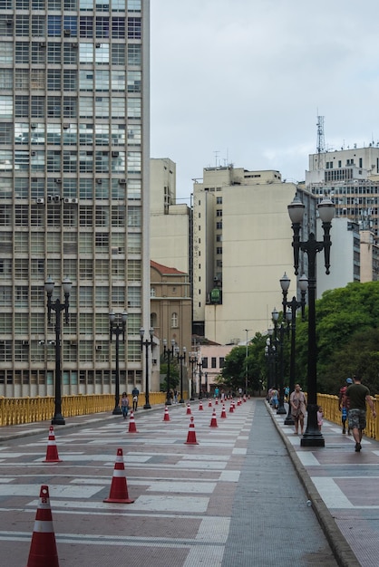 SAO PAULO BRAZIL NOVEMBER 19 2017 상파울루의 Santa Efigenia Historic Centre의 오래된 다리