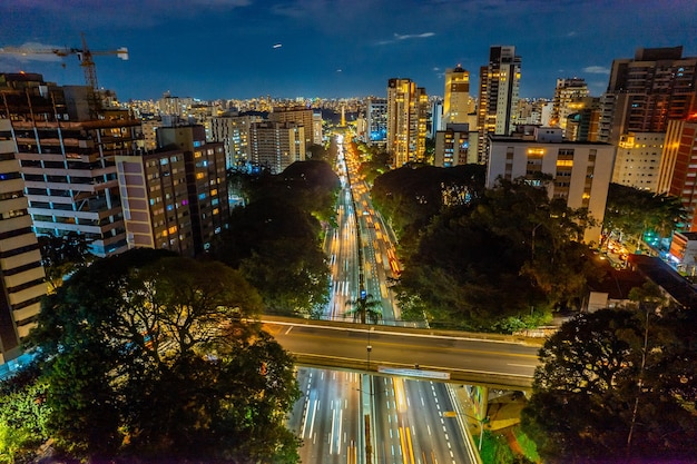 Foto foto di alta qualità della strada notturna centrale di san paolo