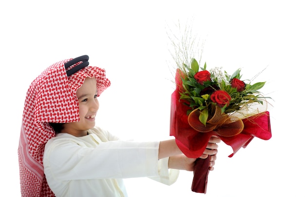 Saoedi-Arabisch kind met boeket bloemen