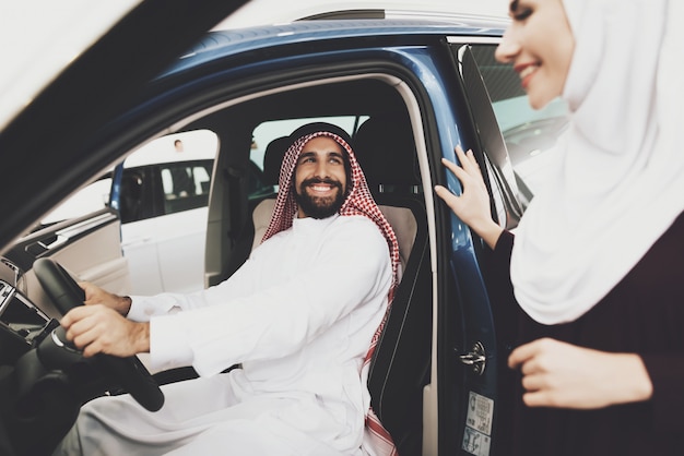 Saoedi-arabische man koopt auto voor vrouw moderne moslim meisje.