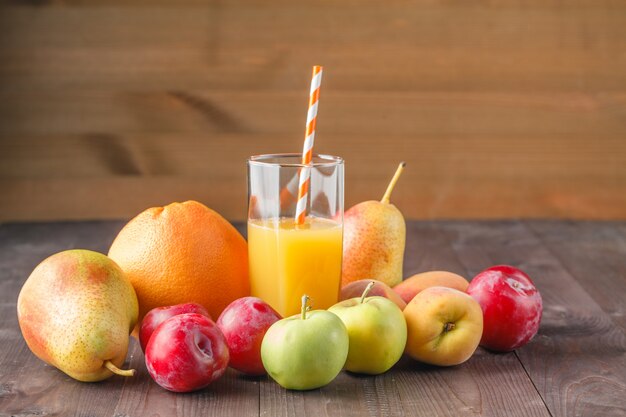 Sap in glas en fruit op rustieke tafel