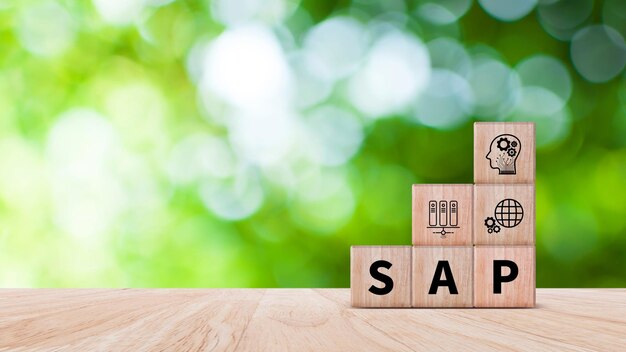 SAP システムコンセプト SAP システムアプリケーション 製品 SAP とデジタル変革のアイコンを持つ木製のブロックは,現代のビジネス管理ソリューションを象徴しています.