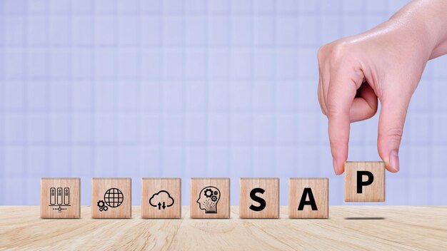 SAP システムコンセプト SAP システムアプリケーション 製品 SAP とデジタル変革のアイコンを持つ木製のブロックは,現代のビジネス管理ソリューションを象徴しています.
