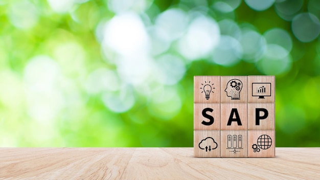 SAP システムコンセプト SAP システムアプリケーション 製品 SAP とデジタル変革のアイコンを持つ木製のブロックは,現代のビジネス管理ソリューションを象徴しています.