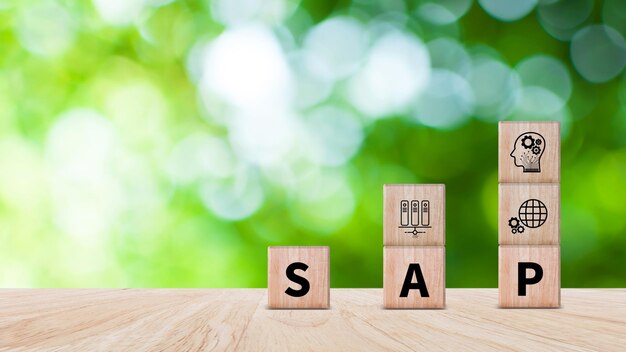 SAP システムコンセプト SAP システムアプリケーション 製品 SAP とデジタル変革のアイコンを持つ木製のブロックは,現代のビジネス管理ソリューションを象徴しています.