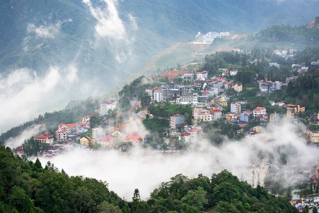 Photo sapa valley city in the mist in the evening