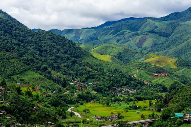 Photo sapan nan thsiland a tourist attraction with in the middle of nature nan thailand