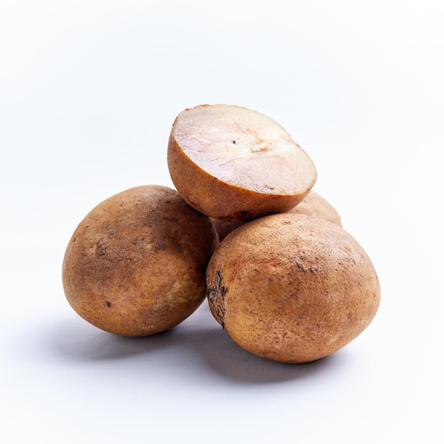 Sapodilla en vers fruit geïsoleerd op een witte achtergrond