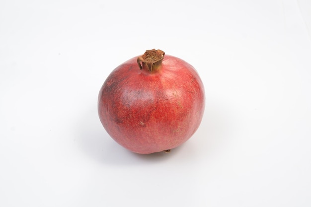 Sappig geheel granaatappelfruit dat op witte achtergrond wordt geïsoleerd