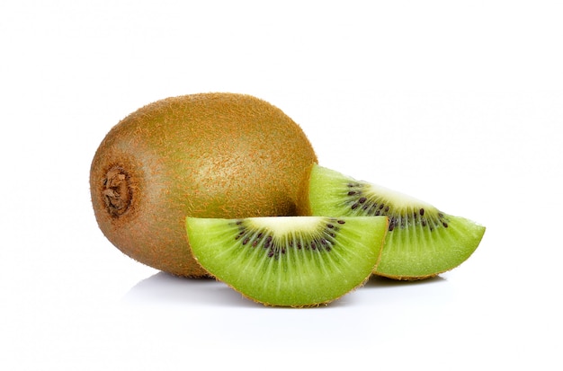 Sappig kiwifruit dat op wit wordt geïsoleerd