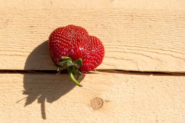 Sappige aardbei op ruw vers bord met barst. Rustieke stijl.