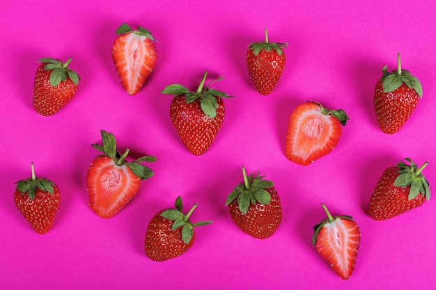 Foto sappige aardbeien op een roze achtergrond.