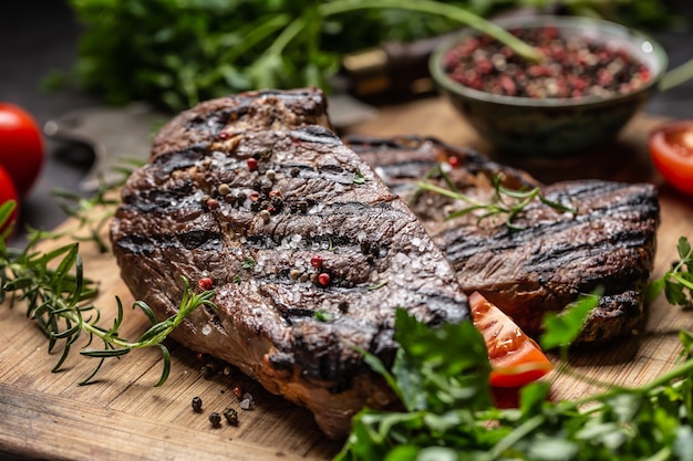 Sappige beef rib eye steak met kruiden, tomaten, zout en specerijen.