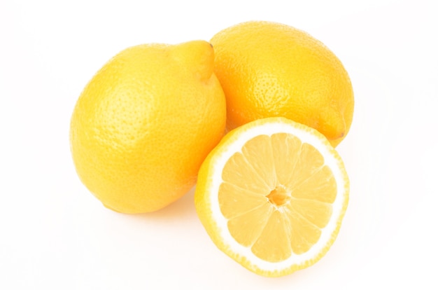 Sappige citroen geïsoleerd op wit