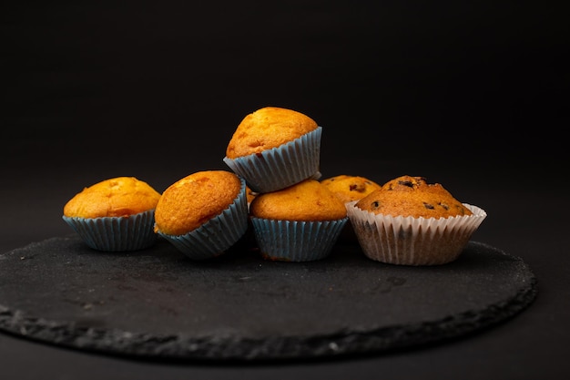 Sappige cupcakes op een banketbakkerij met zwarte achtergrond