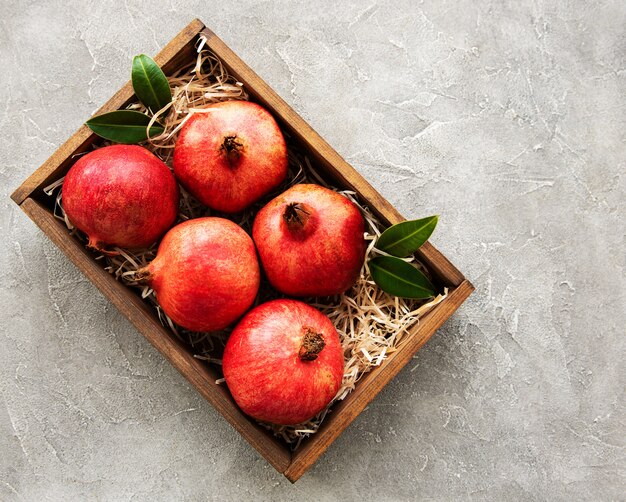 Sappige en rijpe granaatappels in de doos