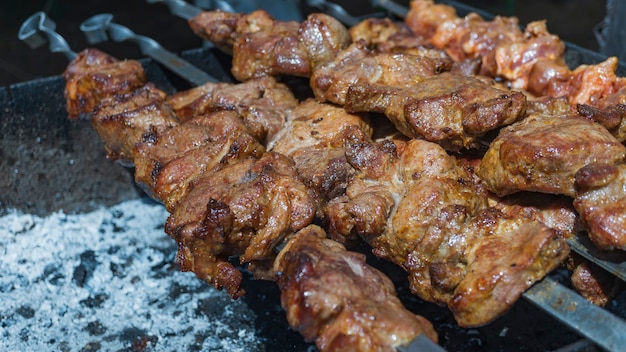Sappige en smakelijke kebab gegrild op kolen, close-up. BBQ-concept