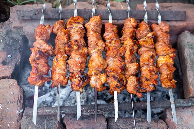 sappige gebakken kebab op spiesjes bereid op een steengrill