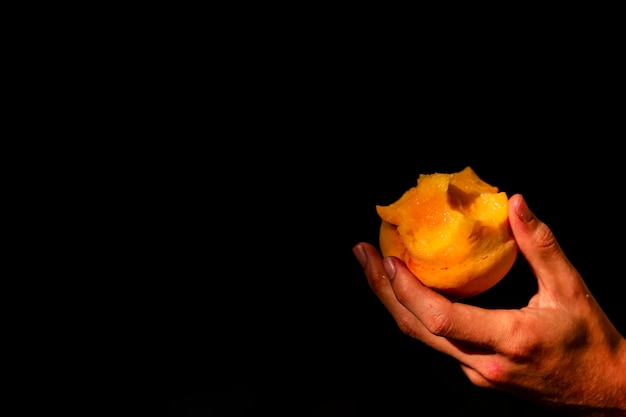 Sappige gebeten perzik met de hand gevangen