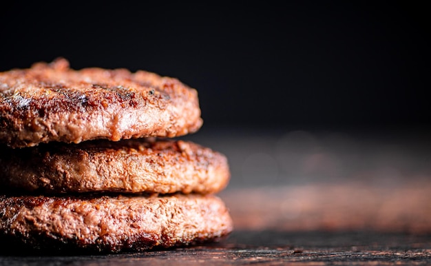 Sappige gegrilde burger op tafel