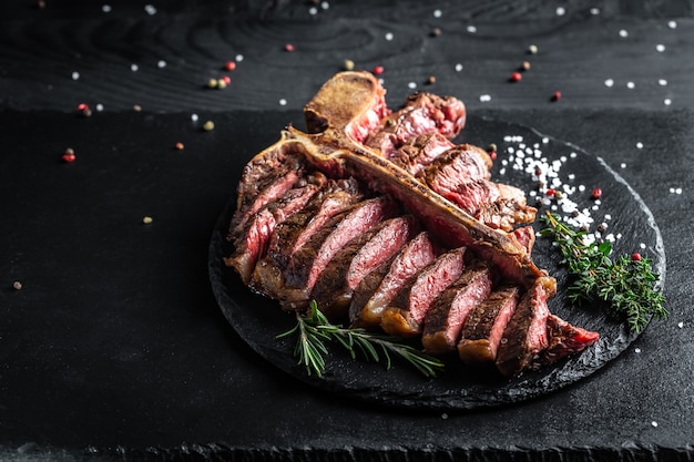 Sappige gegrilde grote t-bone steak gegarneerd op een snijplank.