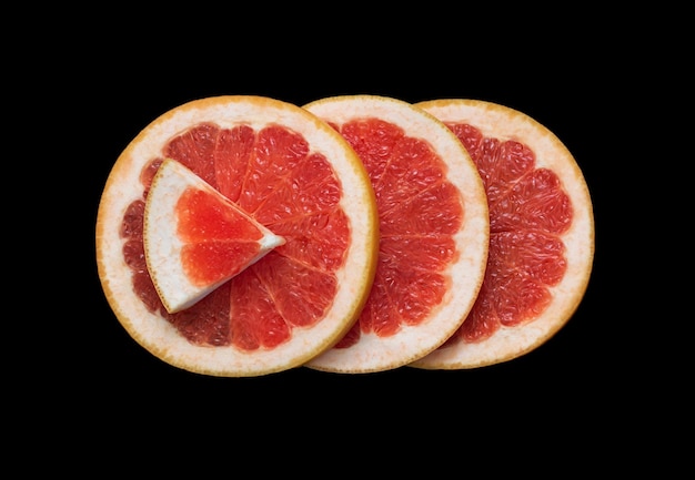 Sappige gesneden grapefruit geïsoleerd op zwarte achtergrond close-up